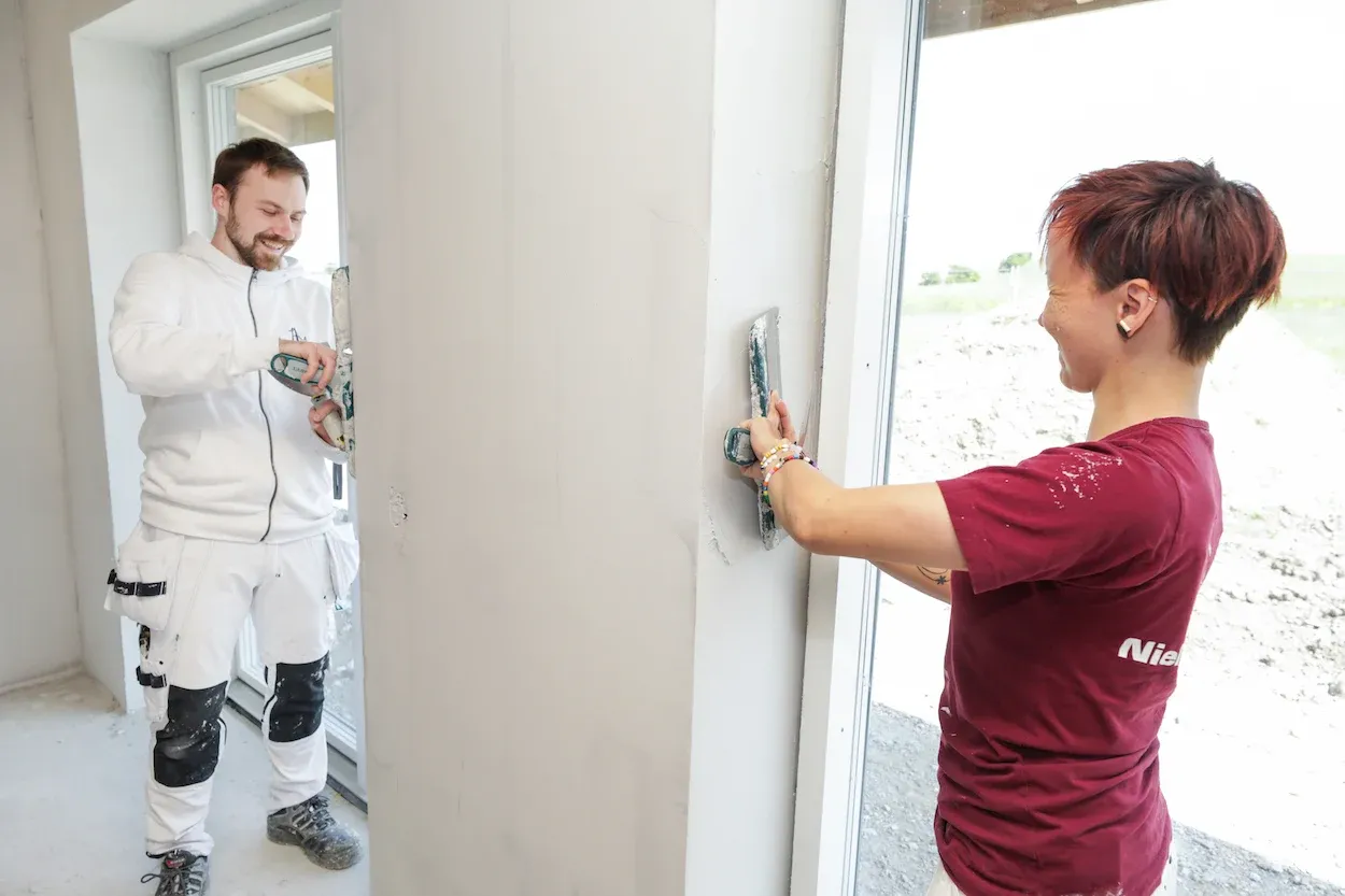 To malere fra malerfirmaet nielsen strate spartler væg i Skælskør